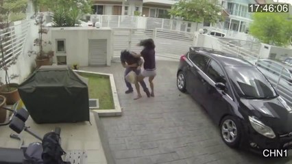 Gaspçı, Karateci Kızın Çantasını Çalmaya Kalkışınca