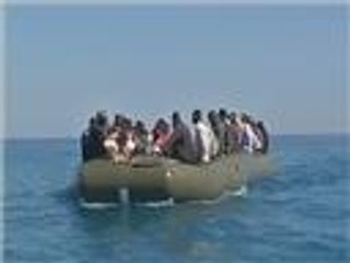 توقيف خفر السواحل الليبية عددا من المهاجرين السريين