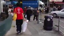 VIDEO: este anciano y su inusual amiguito causan sensación en Hong Kong