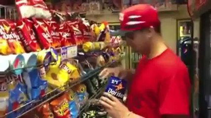 يمني يقلد معاناته في متجره مع العبيد The Nigga 2014