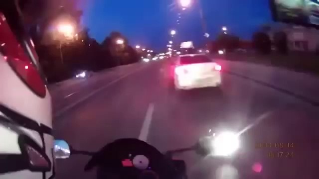 Course poursuite Motards Vs Voiture qui se termine mal ! a voir