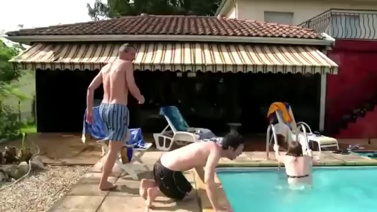Il fait un pet foireux dans la piscine ! a voir