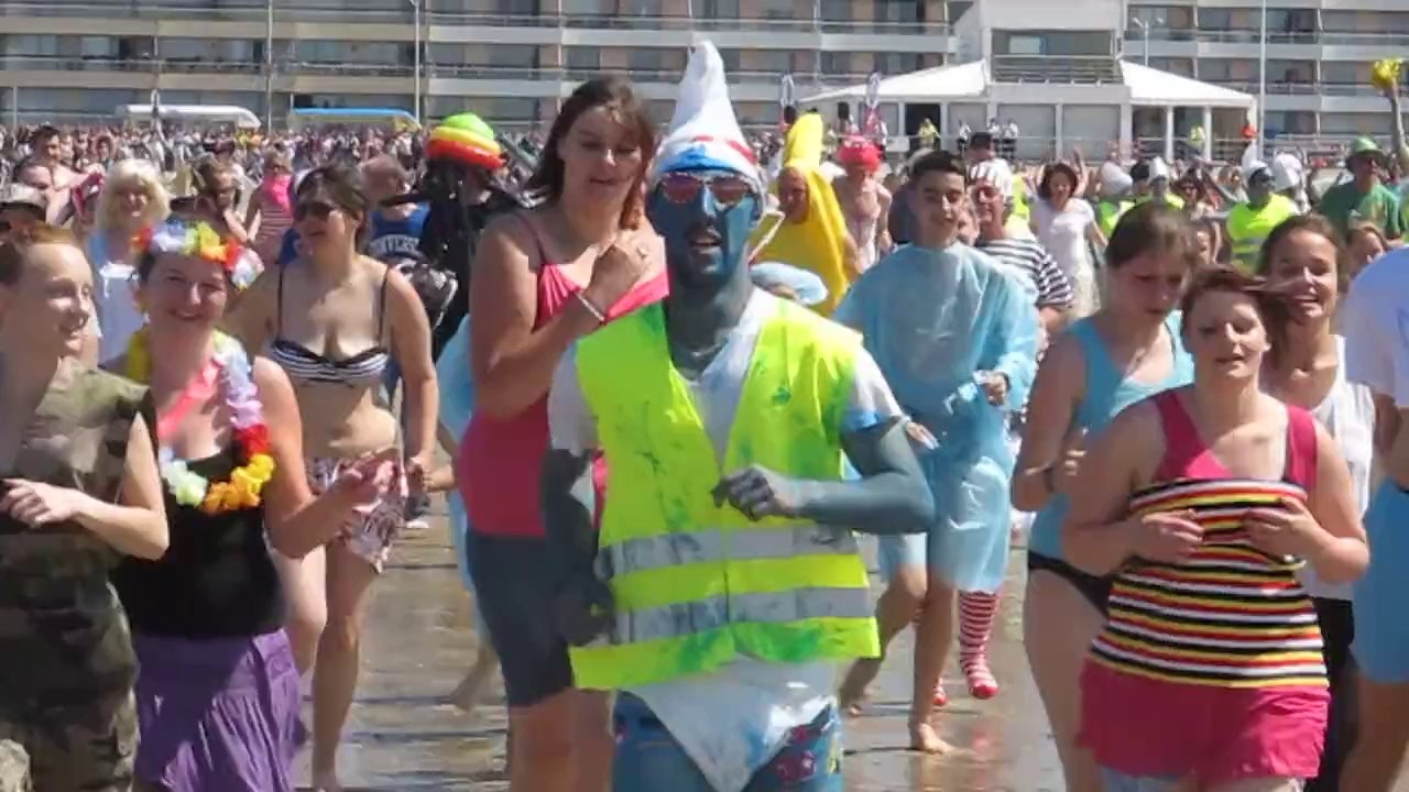 Défi Facebook "A l'eau ou un resto" sur la plage de Calais dimanche 8 juin