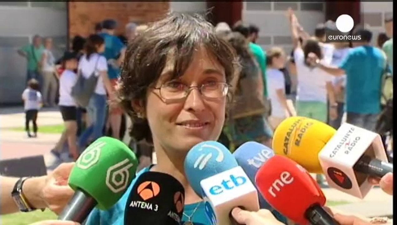 Spain: Basques form human chain to demand indep...