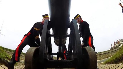 Des soldats tirent au Canon - Filmé à la GoPro.