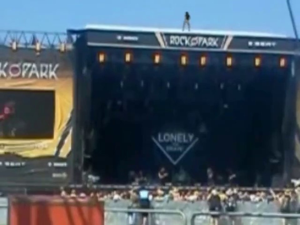Fille bourrée monte sur le toi de la scène de Rock Im Park 2014