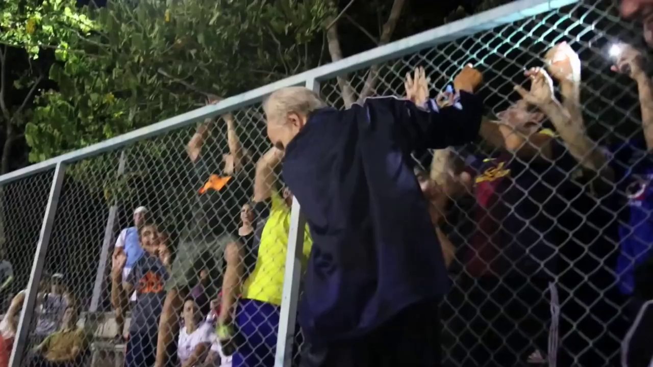 ΜΑΓΟΣ ΤΗΣ ΜΠΑΛΑΣ ΜΕΤΑΜΦΙΕΖΕΤΑΙ ΣΕ ΓΕΡΟ ΚΑΙ ΤΡΕΛΑΙΝΕΙ ΚΟΣΜΟ