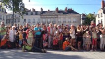 La grand-mère des géants dans la ville