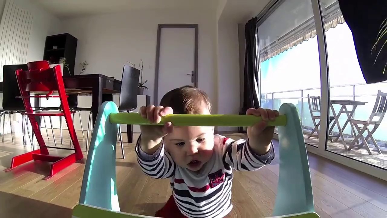 Premiers pas d'un bébé filmé à la Gopro!