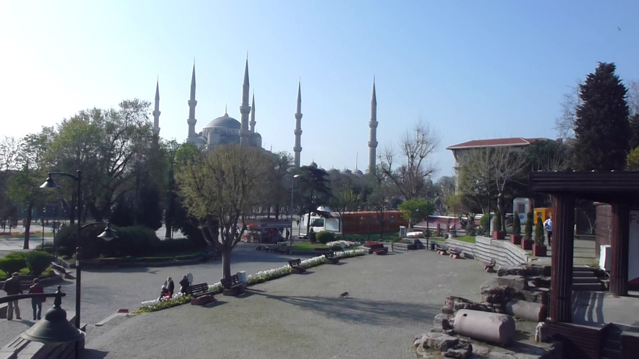 Devant la mosquée bleue