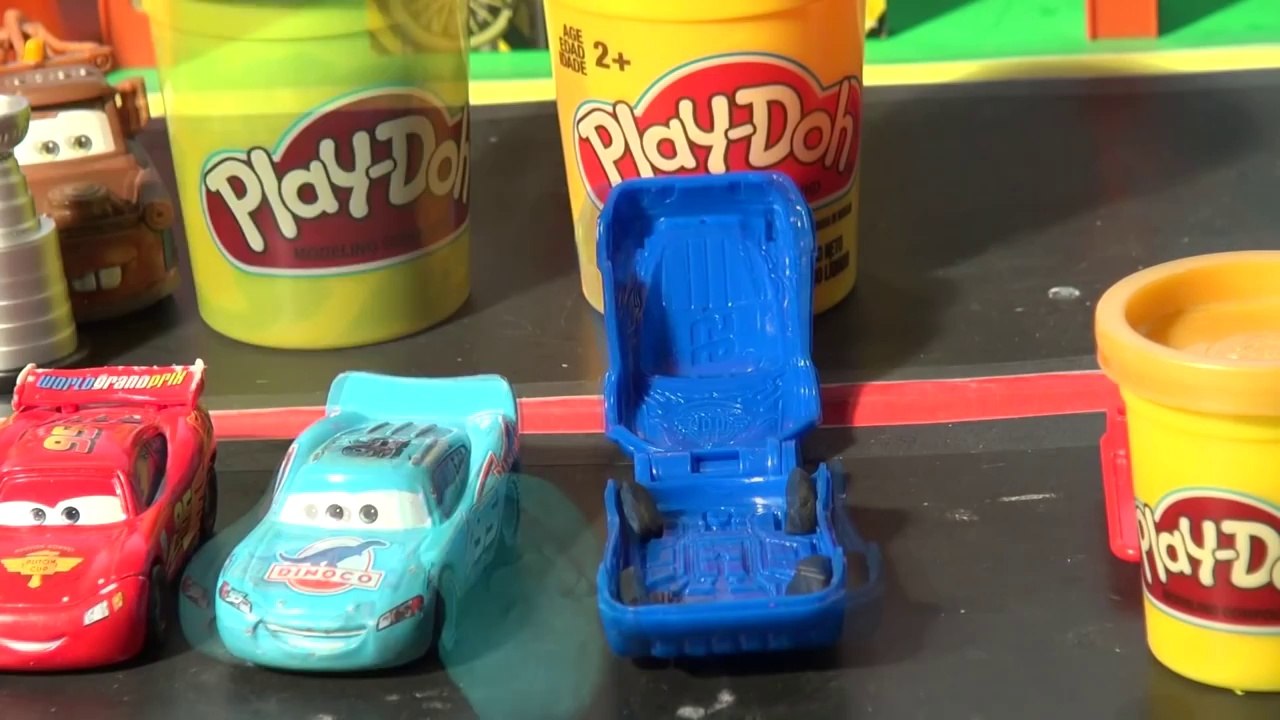 Play Doh Disney Pixar Cars, we make Dinoco Lightning McQueen using Cars Molds from Cars2 Play Set