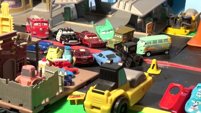 Pixar Cars Radiator Springs Lightning McQueen Riplash Racers new championship Race with Funny car Ma