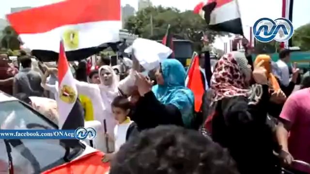 شاهد || سيدة عجوز ترقص على أنغام «بشرة خير» أمام المحكمة الدستورية