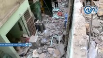 شاهد|| انهيار عقار بحي الأزبكية وإصابة اثنين
