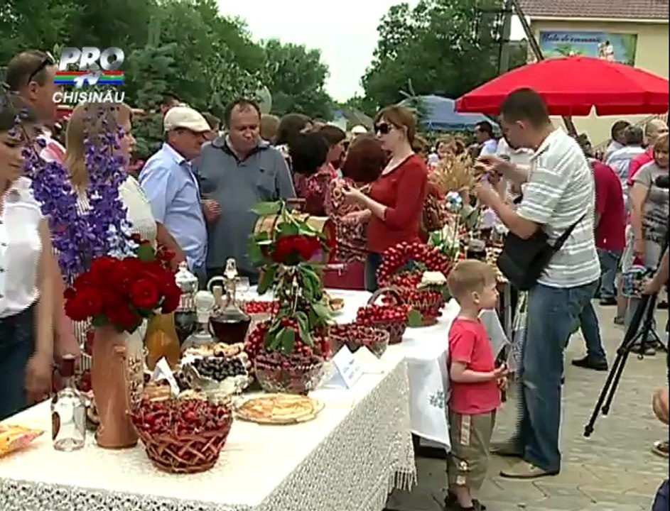 Festivalul cireselor si al varzarilor la Rusestii Noi Avem placinte tuica si multa voie buna Cum s-au distrat vizitatorii