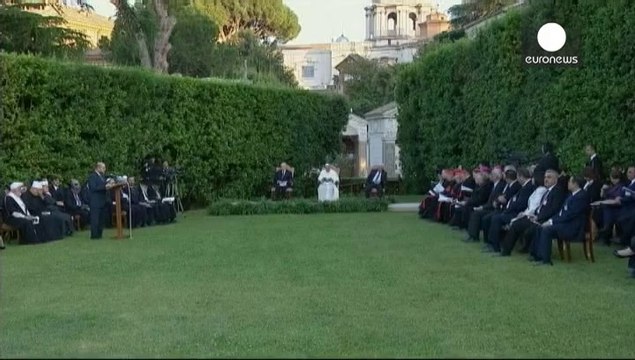 Vatican: Pope, Abbas and Peres pray for Middle East peace