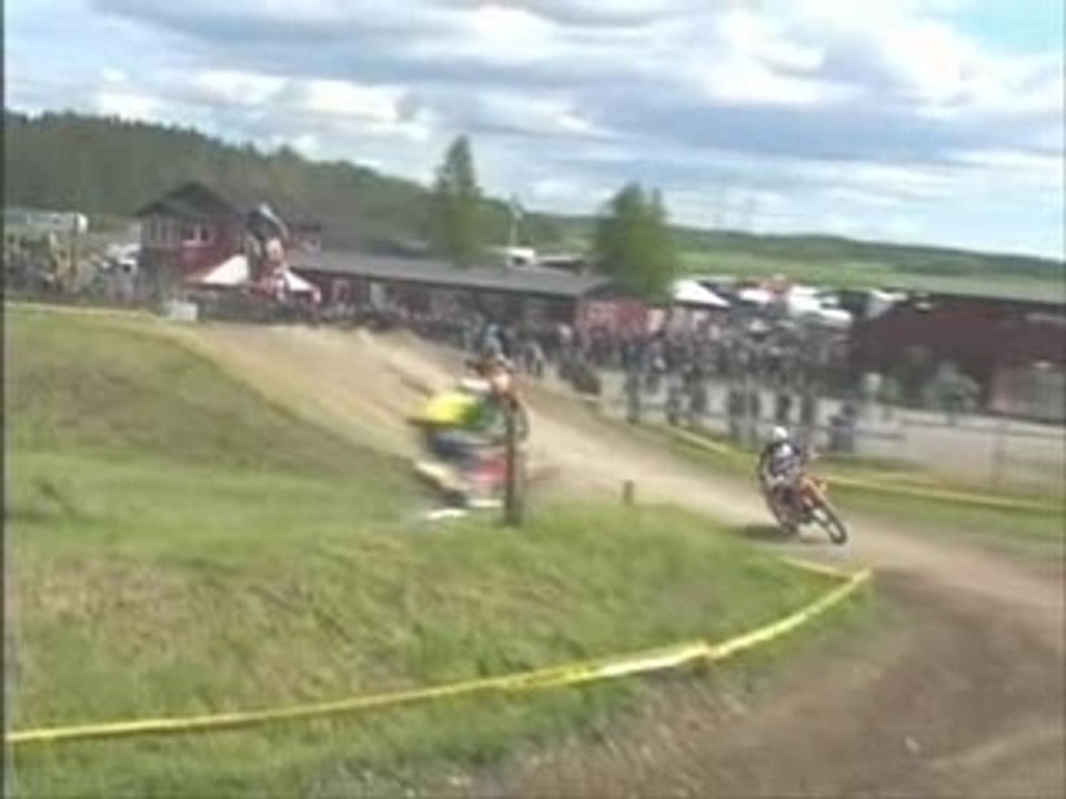 racourcci mortel il se prend la moto dans la tête