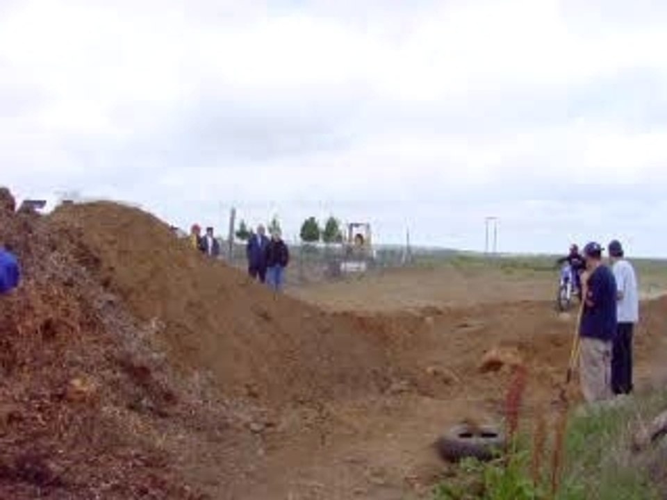 backflip raté et la moto lui rentre dans le cul