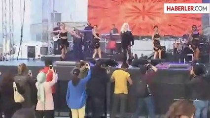 Ajda Pekkan Şarkı Sözlerini Kopya Çekerken Yakalandı