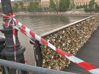 Un grillage du pont des Arts cède sous le poids des "cadenas d'amour" - 09/06