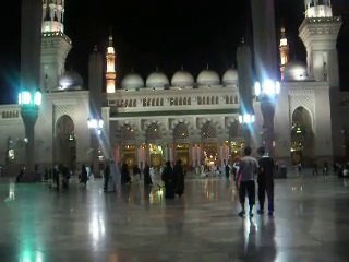 Masjid e Nabviﷺ women side تین سالہ بچہ اپنی ماں کے انتظار میں