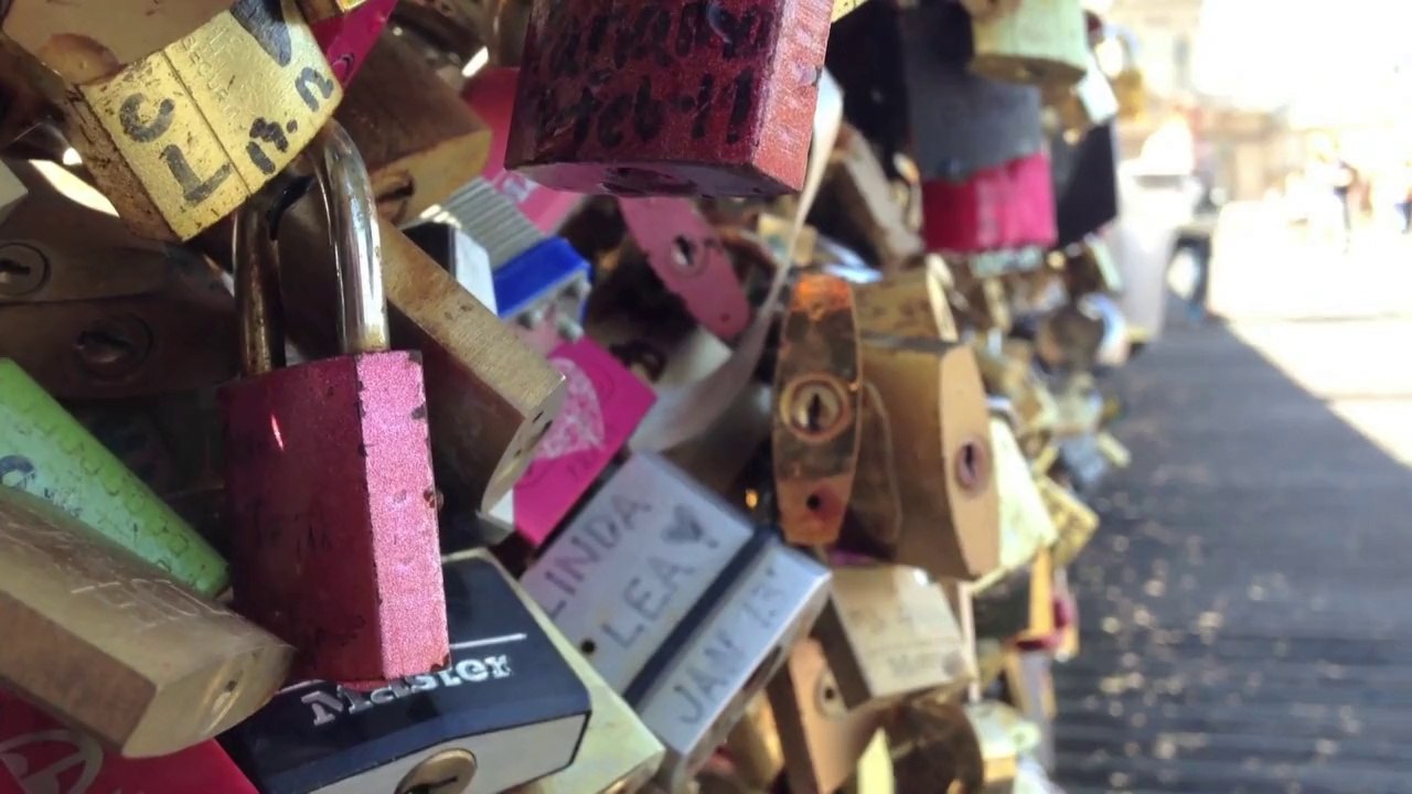 Last der liebe: brücke in paris hält schlössern nicht stand