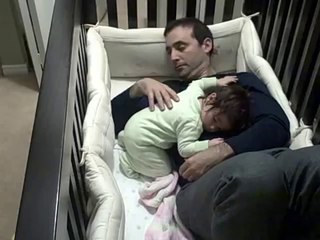 Pai sofre para colocar o filho para dormir