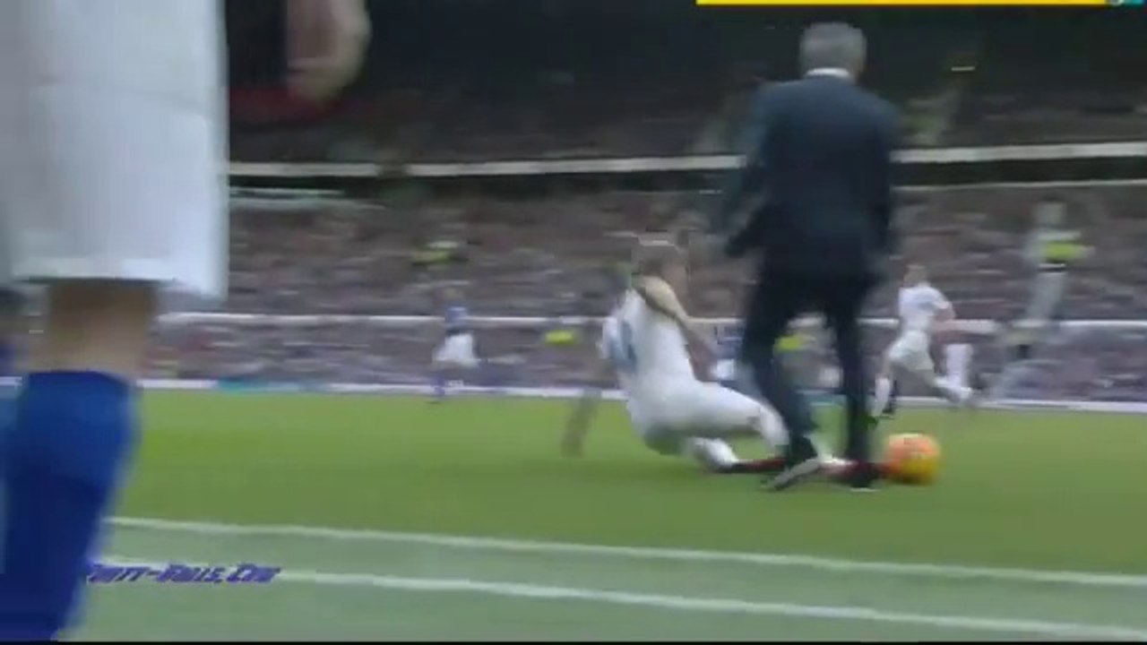 Mourinho leaves the bench and assaults an opposing player