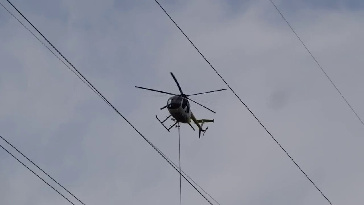 Un hélicoptère coupe des arbres trop proche de lignes électriques!