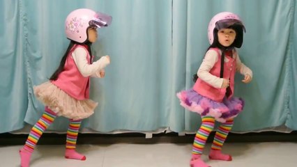 Sevimli ikizlerin dans performansı