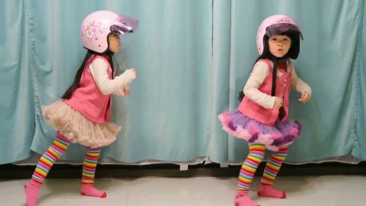 Sevimli ikizlerin dans performansı