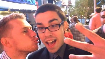 Selfie bahanesiyle kızları öpmek