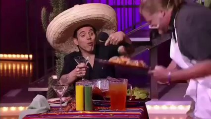 Elektrik şoku eşliğinde şarkı söyledi