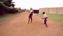 Afrikalı Çocuklardan Muhteşem Dans Gösterisi
