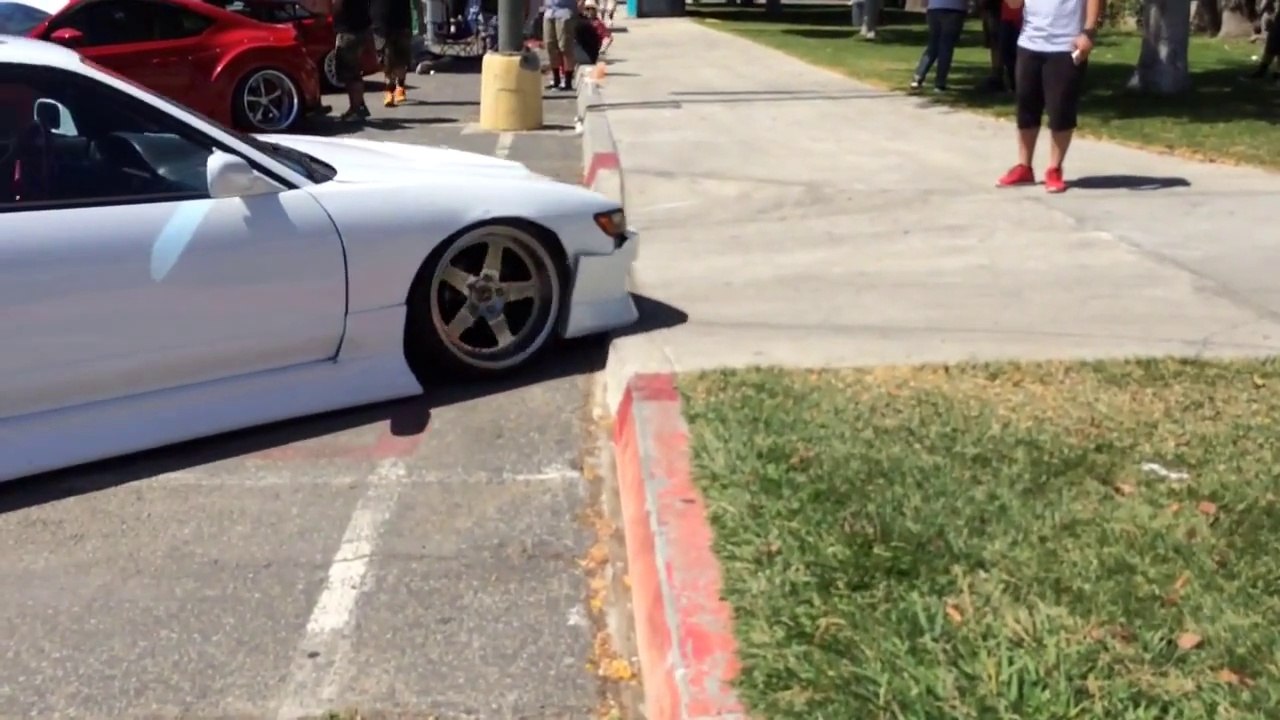 Passer un petit trottoir avec une voiture tuning rabaissée