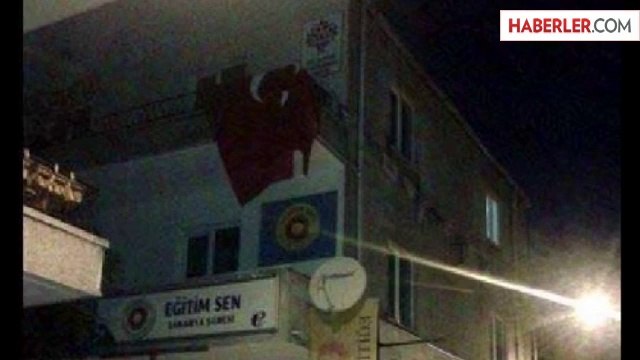 HDP Sakarya İl Binasına Türk Bayragı Astılar