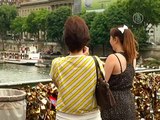 «Замки любви» множатся на парижском мосту
