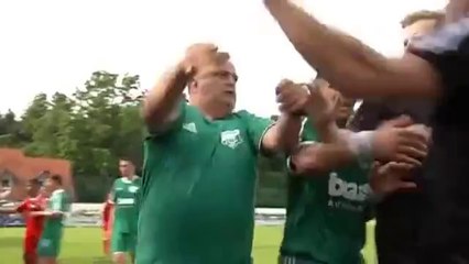 Treinador simula agressão de forma bizarra