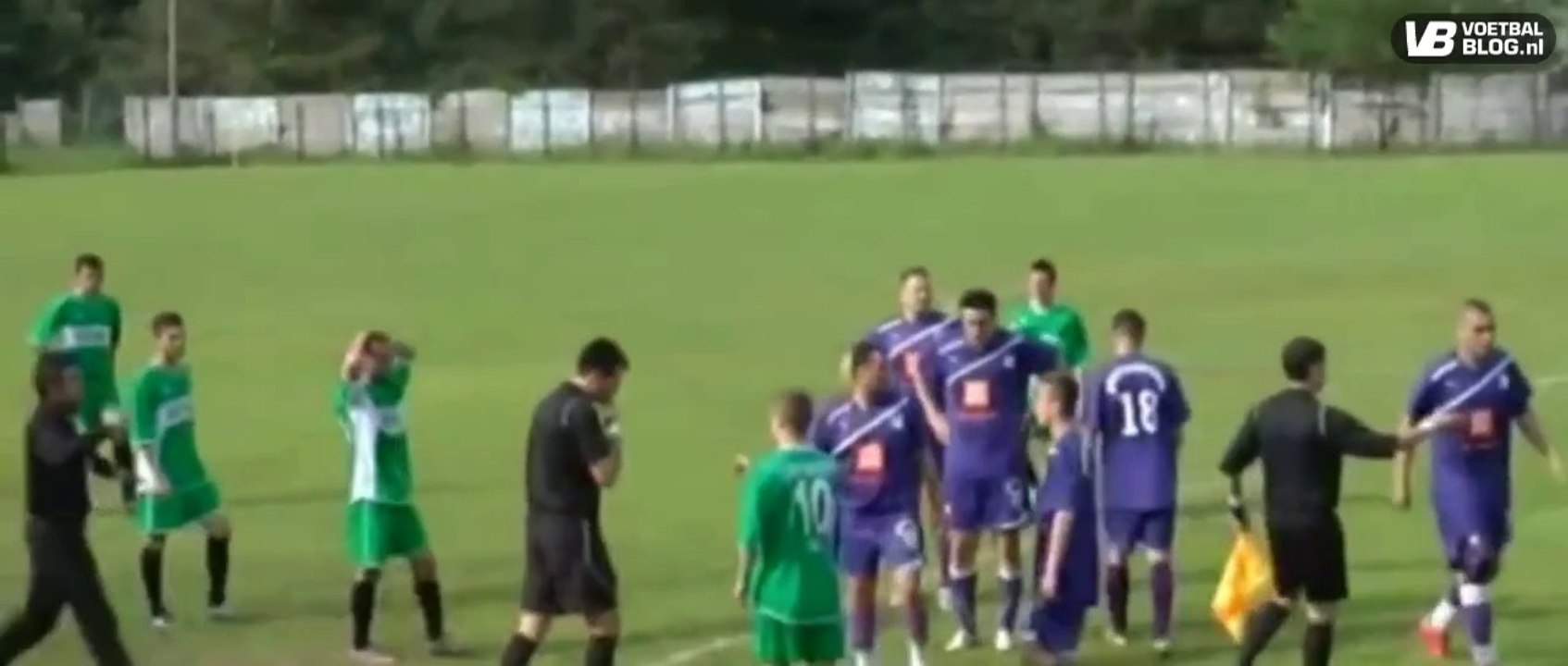 Player hits Referee - Semenicul Văliug Vs Minerul Anina (Romania) 09.06.2014