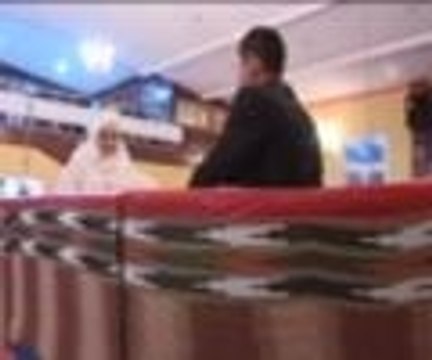 Gelinle damat düğün salonuna kayıkla indiriliyor