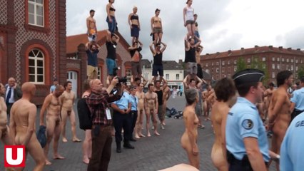 Aurélie Filippetti prise à partie par des intermittents nus, à Guise