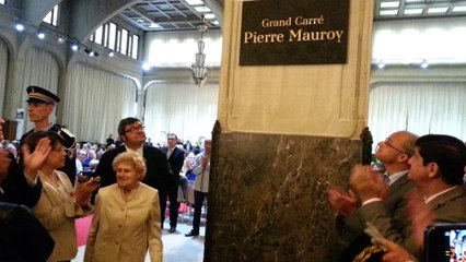 Martine Aubry et Gilberte Mauroy dévoilent la plaque hommage à l'ancien premier ministre