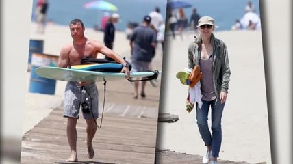 Liev Schreiber y Naomi Watts llevan a sus hijos a surfear