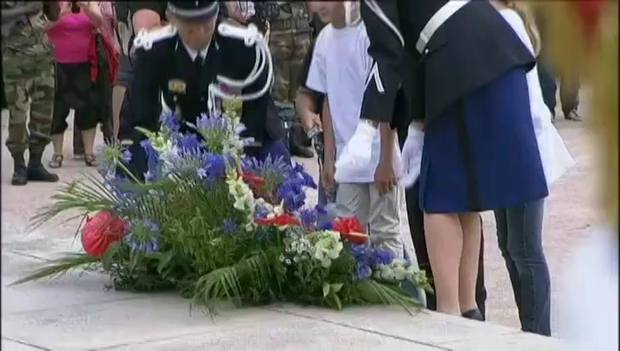 A Oradour-sur-Glane, Valls met en garde contre "l'oubli, insidieux, irrémédiable"