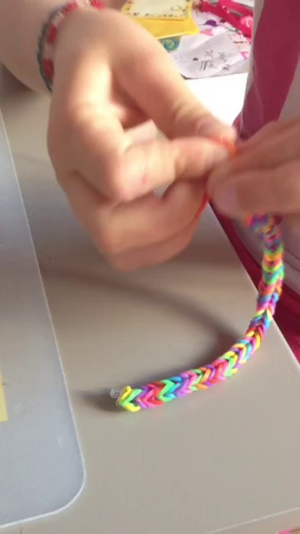 Tuto bracelet élastique serré by Lola - Vidéo Dailymotion