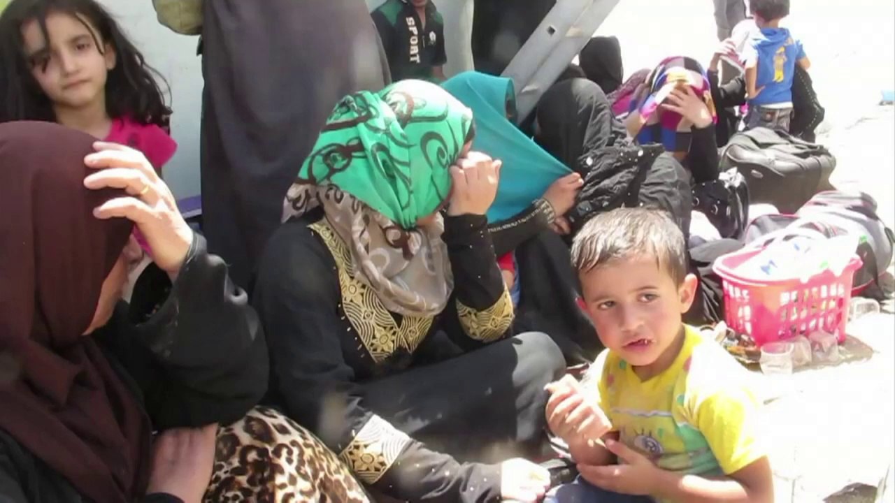 Thousands flee as militants seize Iraqi city of Mosul