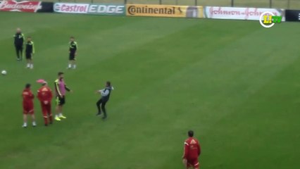Fã invade treino espanhol e recebe  afago de Piqué