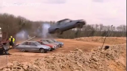 Eski Arabalar İle Dart Oynamak