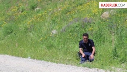 Varto'da Karayolunu Açan Polisler Namaz Molası Verdi