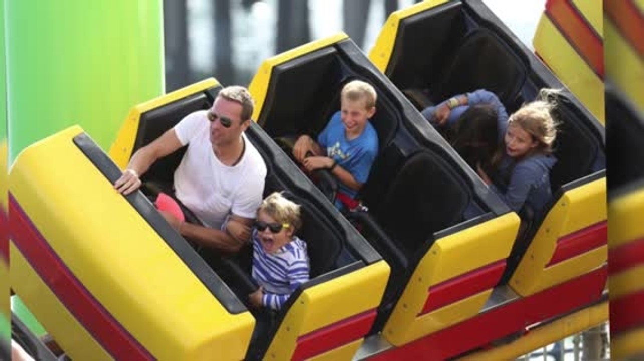 Chris Martin fährt mit seinem Kindern Achterbahn